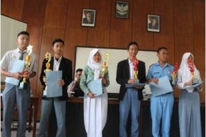 Pemenang lomba debat antar pelajar berfoto bersama seusai pembagian hadiah.